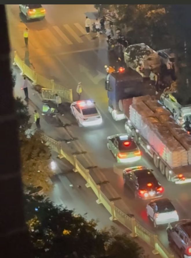 交警及路人！司机下车逃窜被当场控制医院：交警多发骨折、头部受伤AG真人国际网站曝光！西安一奔驰商务车深夜遇查酒驾强闯卡撞伤(图3)