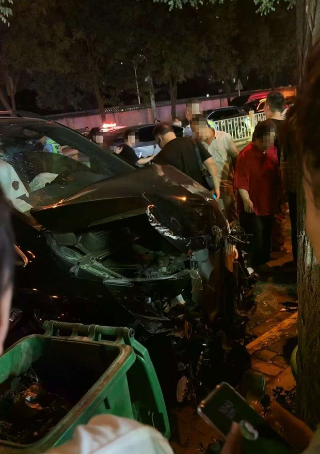 交警及路人！司机下车逃窜被当场控制医院：交警多发骨折、头部受伤AG真人国际网站曝光！西安一奔驰商务车深夜遇查酒驾强闯卡撞伤(图2)