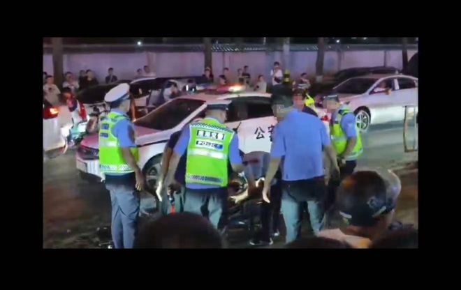 交警及路人！司机下车逃窜被当场控制医院：交警多发骨折、头部受伤AG真人国际网站曝