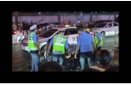 交警及路人！司机下车逃窜被当场控制医院：